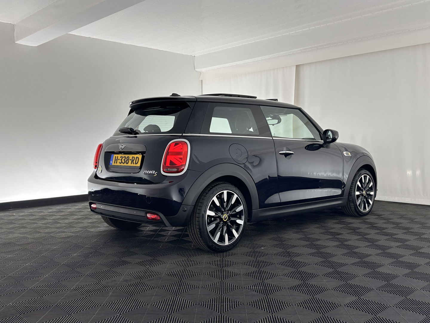 MINI Mini Electric Yours 33 kWh [ 3-Fase ] (INCL-BTW) *PANO | LUXURY-LEATHER | HARMAN/KARDON-AUDIO | FULL-LED | KEYLESS | CAMERA | NAVI-FULLMAP | DIGI-COCKPIT | DAB | HEAD-UP | HEATED-SPORTSEATS | 17"ALU*