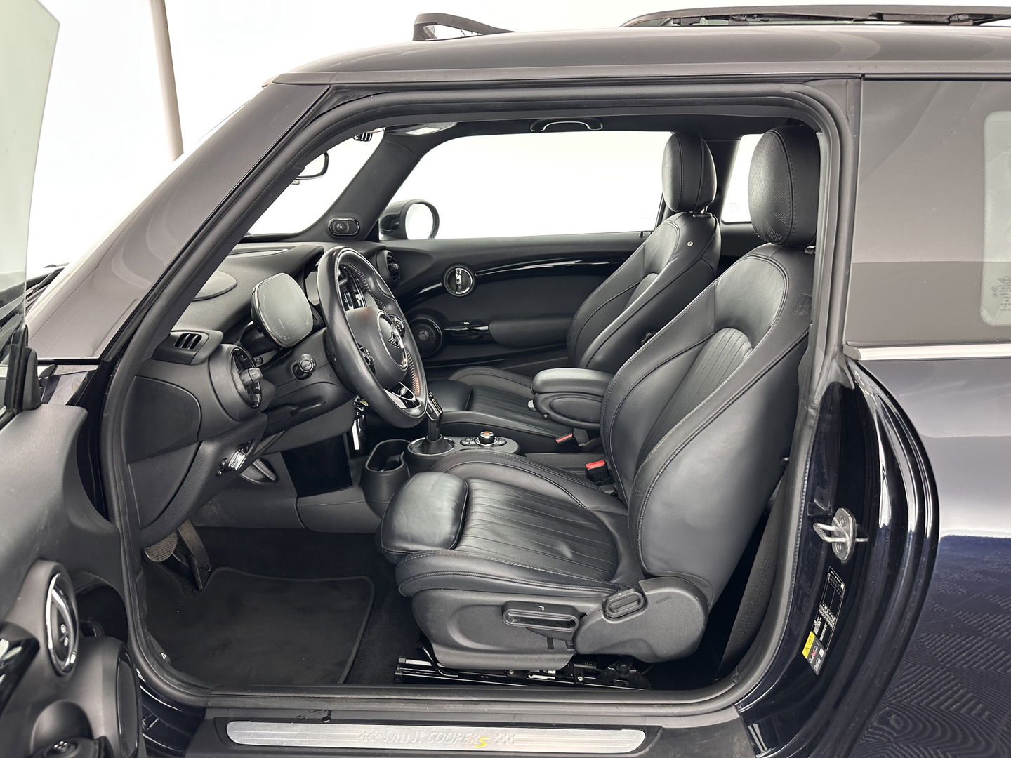 MINI Mini Electric Yours 33 kWh [ 3-Fase ] (INCL-BTW) *PANO | LUXURY-LEATHER | HARMAN/KARDON-AUDIO | FULL-LED | KEYLESS | CAMERA | NAVI-FULLMAP | DIGI-COCKPIT | DAB | HEAD-UP | HEATED-SPORTSEATS | 17"ALU*