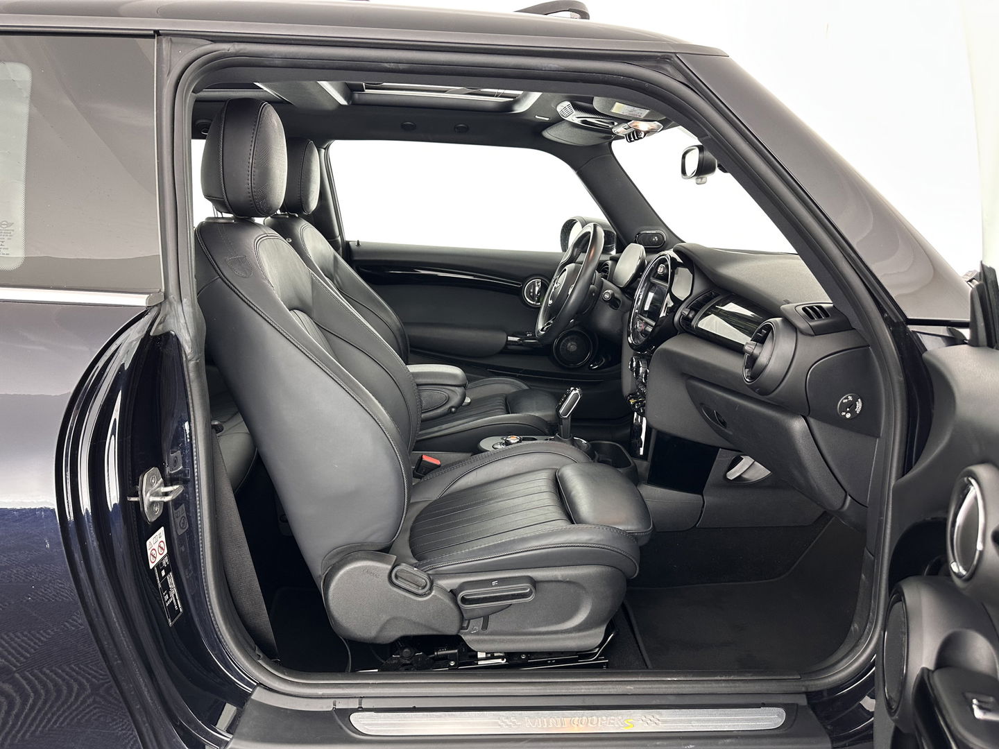 MINI Mini Electric Yours 33 kWh [ 3-Fase ] (INCL-BTW) *PANO | LUXURY-LEATHER | HARMAN/KARDON-AUDIO | FULL-LED | KEYLESS | CAMERA | NAVI-FULLMAP | DIGI-COCKPIT | DAB | HEAD-UP | HEATED-SPORTSEATS | 17"ALU*