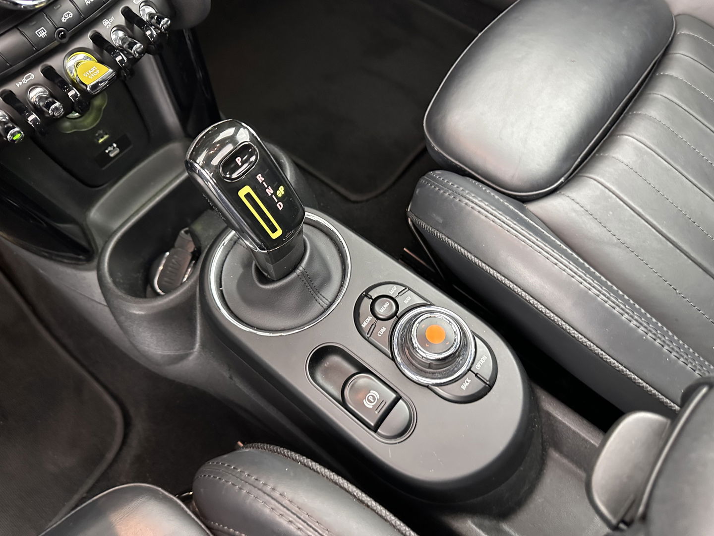 MINI Mini Electric Yours 33 kWh [ 3-Fase ] (INCL-BTW) *PANO | LUXURY-LEATHER | HARMAN/KARDON-AUDIO | FULL-LED | KEYLESS | CAMERA | NAVI-FULLMAP | DIGI-COCKPIT | DAB | HEAD-UP | HEATED-SPORTSEATS | 17"ALU*