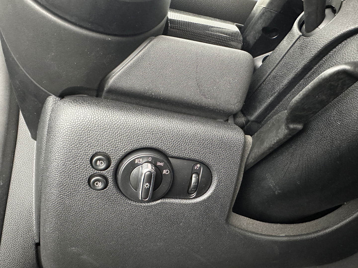 MINI Mini Electric Yours 33 kWh [ 3-Fase ] (INCL-BTW) *PANO | LUXURY-LEATHER | HARMAN/KARDON-AUDIO | FULL-LED | KEYLESS | CAMERA | NAVI-FULLMAP | DIGI-COCKPIT | DAB | HEAD-UP | HEATED-SPORTSEATS | 17"ALU*