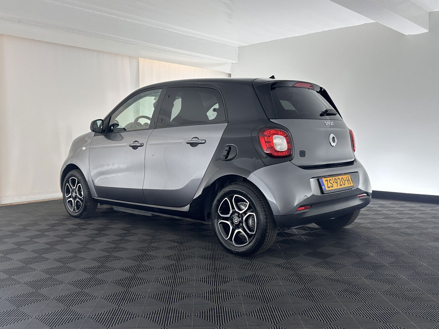 Smart Forfour EQ Business Solution 18 kWh [ 3-Fase ] ( INCL-BTW ) Aut. *FULL-LEATHER | NAVI-FULLMAP | HEATED-COMFORTSEATS | CRUISE | AIRCO | AMBIENT-LIGHT | 15''ALU*