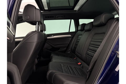 Volkswagen Passat 1.5 TSI 150PK R-line DSG Pano LED ACC Virtual Carplay Trekhaak Camera Navi Clima PDC Leder 19"LMV
