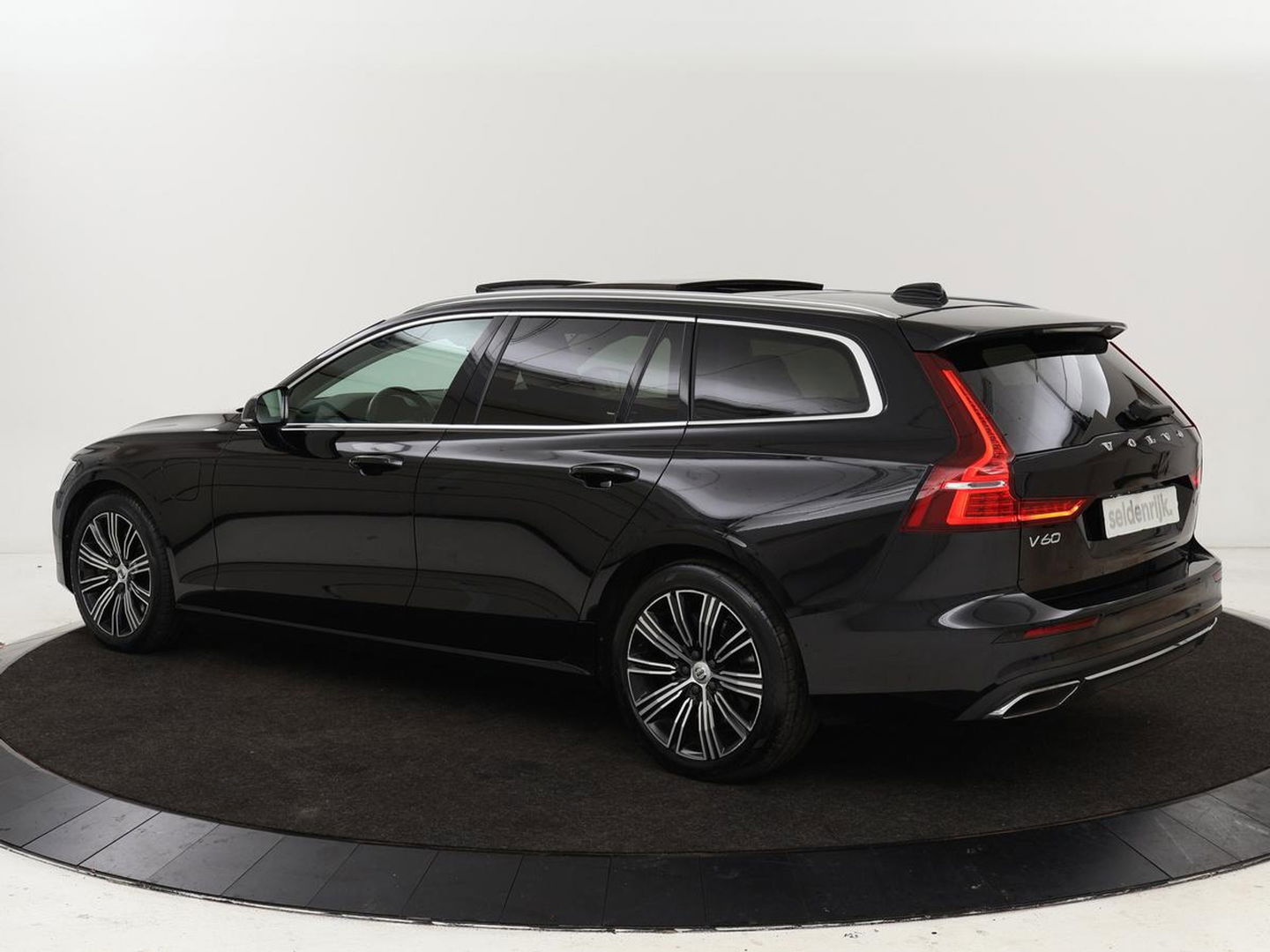 Volvo V60 2.0 T8 Recharge AWD Inscription | Panoramadak | Leder | Stoel & stuurverwarming | Camera | Adaptive cruise | Carplay | Navigatie