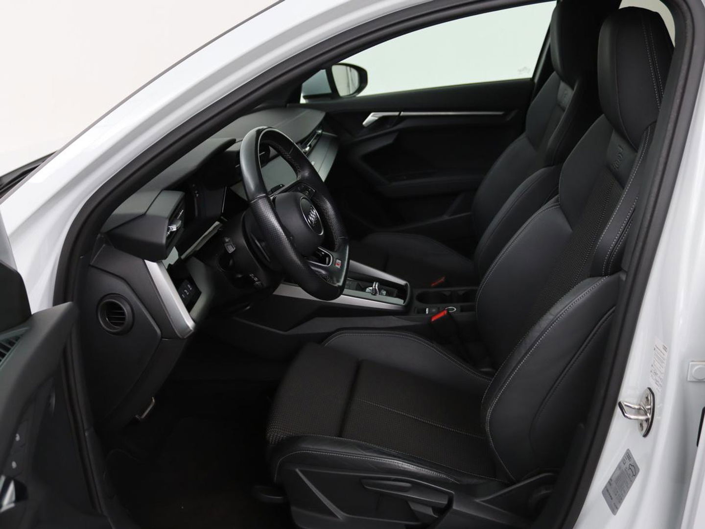 Audi A3 30 TFSI S edition | Carplay | Full LED | Virtual Cockpit | Sportstoelen | Half leder | Getint glas | Climate control | Cruise control