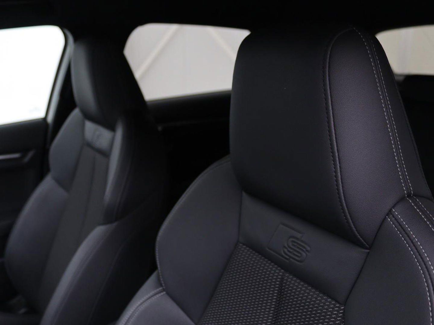 Audi A3 30 TFSI S edition | Carplay | Full LED | Virtual Cockpit | Sportstoelen | Half leder | Getint glas | Climate control | Cruise control