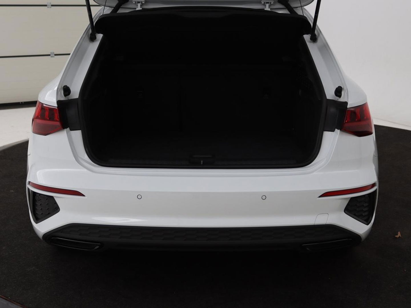 Audi A3 30 TFSI S edition | Carplay | Full LED | Virtual Cockpit | Sportstoelen | Half leder | Getint glas | Climate control | Cruise control