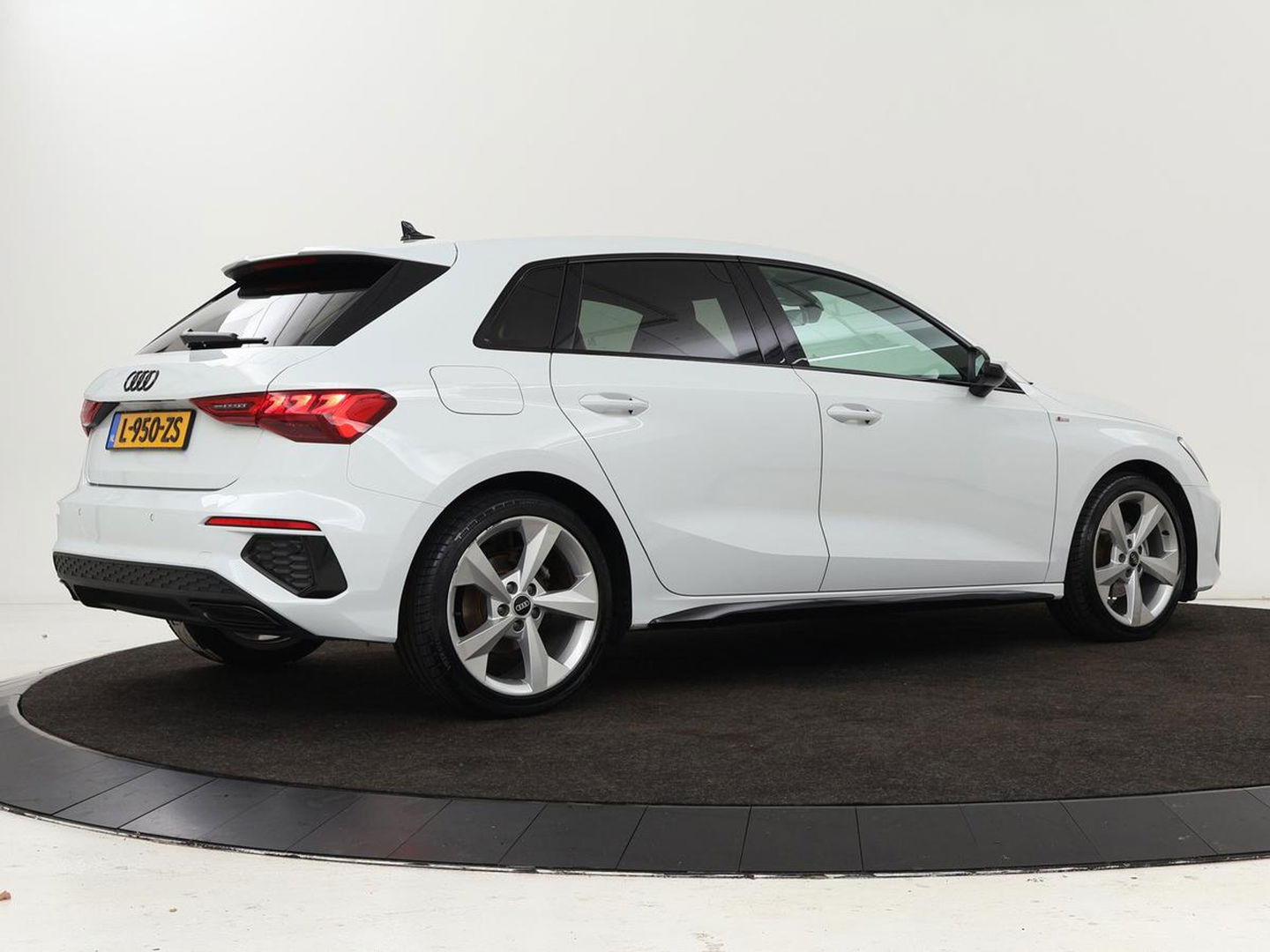 Audi A3 30 TFSI S edition | Carplay | Full LED | Virtual Cockpit | Sportstoelen | Half leder | Getint glas | Climate control | Cruise control