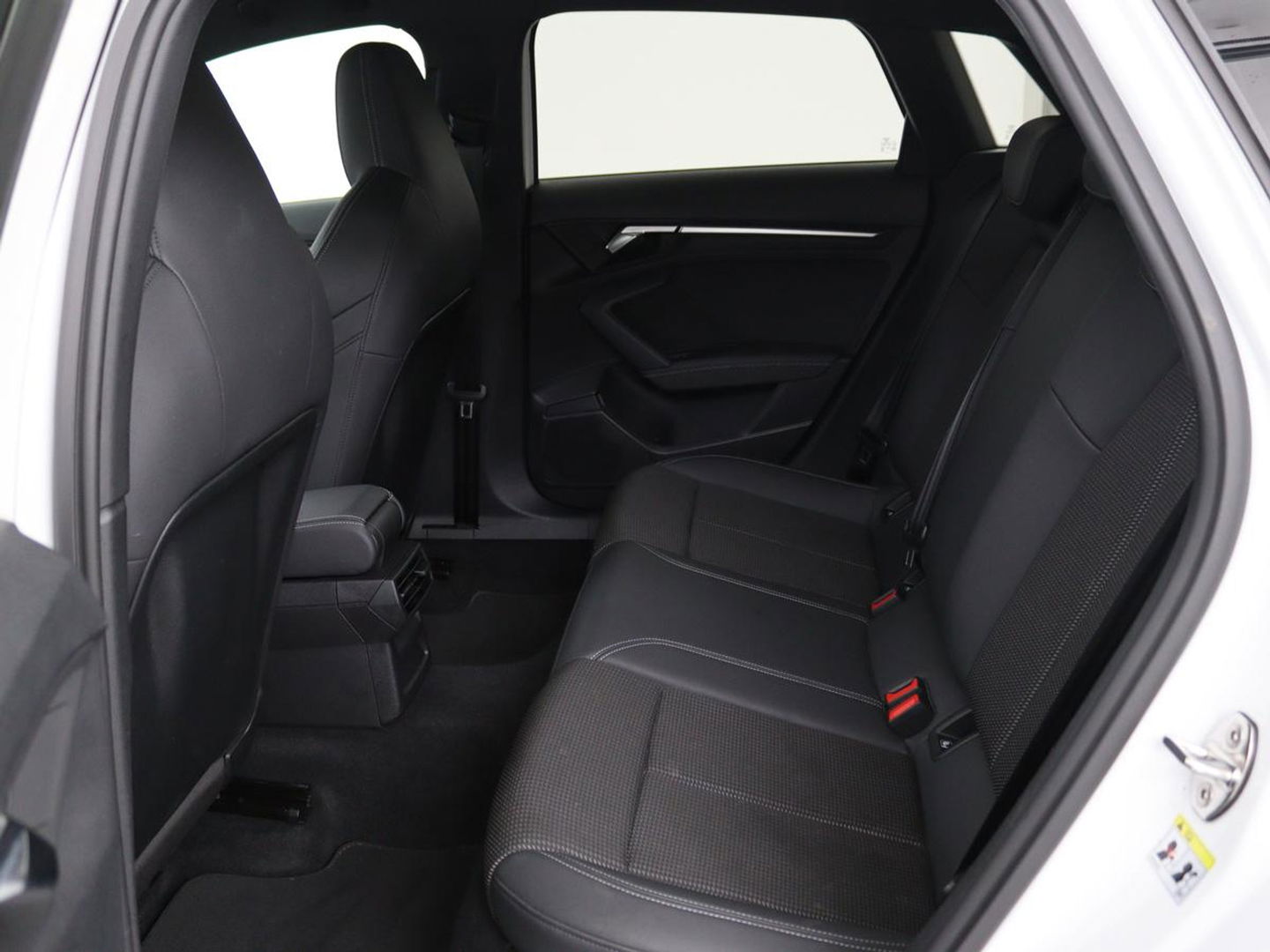 Audi A3 30 TFSI S edition | Carplay | Full LED | Virtual Cockpit | Sportstoelen | Half leder | Getint glas | Climate control | Cruise control
