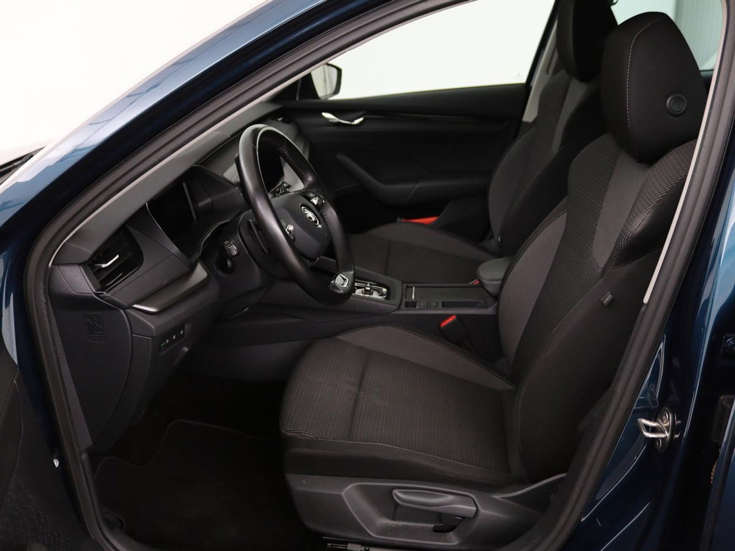 Škoda Octavia 1.0 e-TSI Business Edition | Trekhaak | Stoelverwarming | Carplay | Keyless | Navigatie | Full LED | Parkeerhulp | Climate control