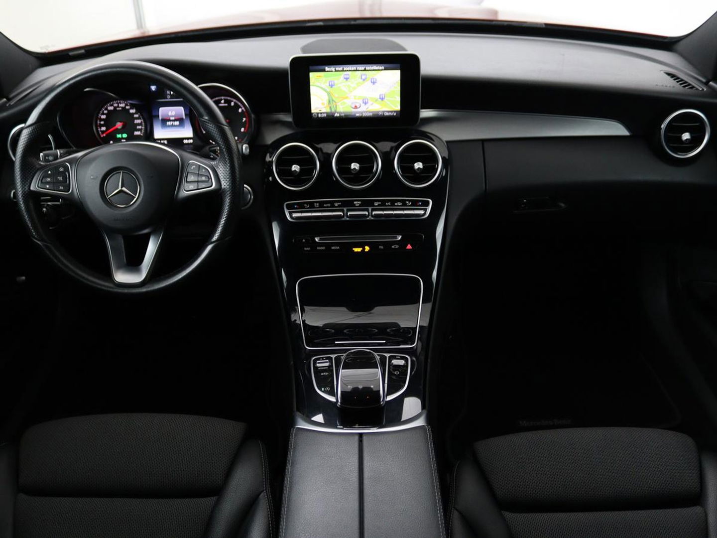 Mercedes-Benz C-Klasse 250 Avantgarde | Luchtvering | 360 camera | Trekhaak | Full LED | Navigatie | Half leder | Climate control | Park Assist | Cruise control