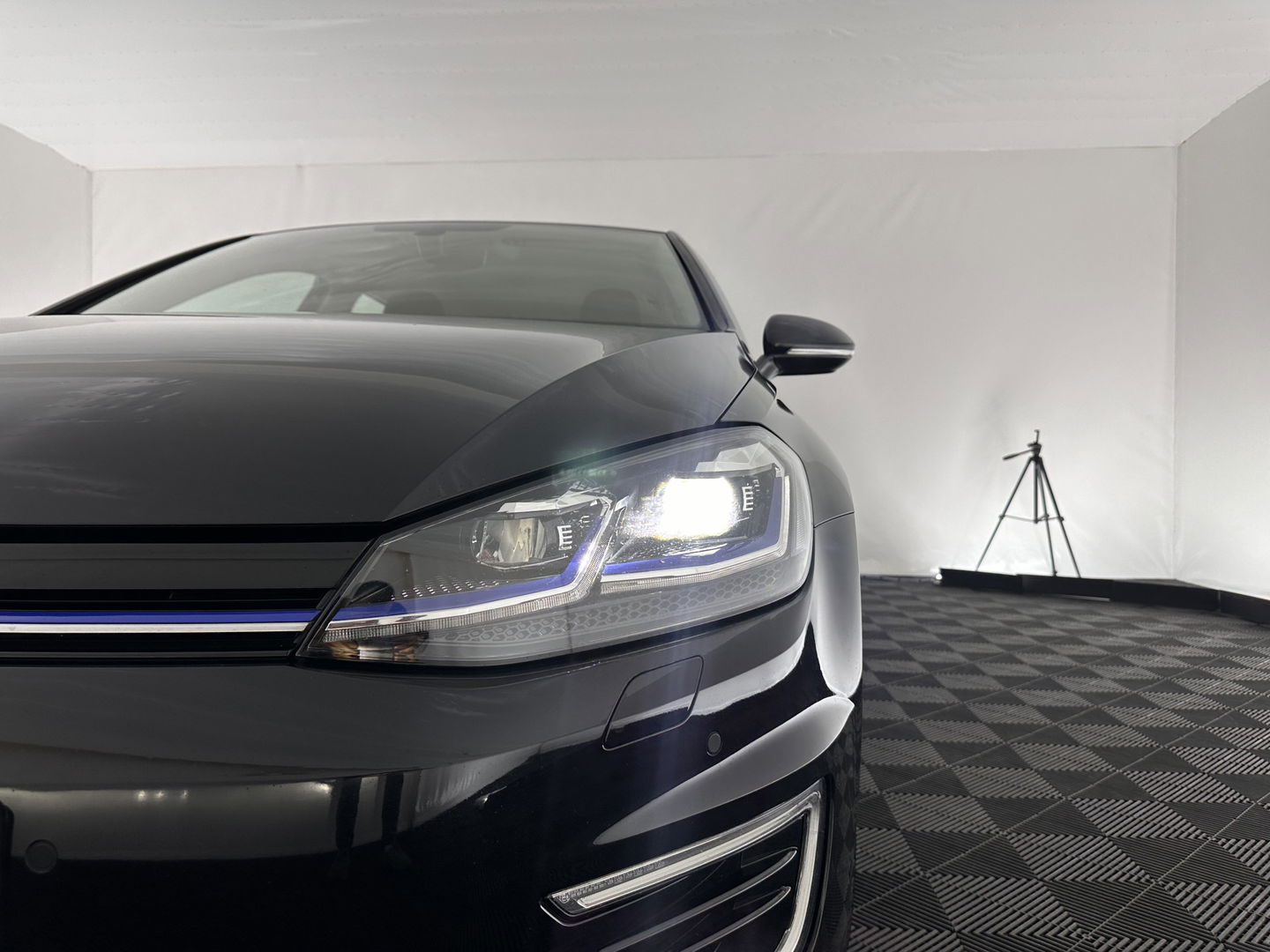 Volkswagen e-Golf E-DITION Aut. *HEAT-PUMP | ADAPTIVE-CRUISE | FULL-LED | DAB+ | NAVI-FULLMAP | CARPLAY | HEATED-COMFORTSEATS | ECC | CCS-FASTLOADER | PARKPILOT | CARPLAY | 17''ALU*