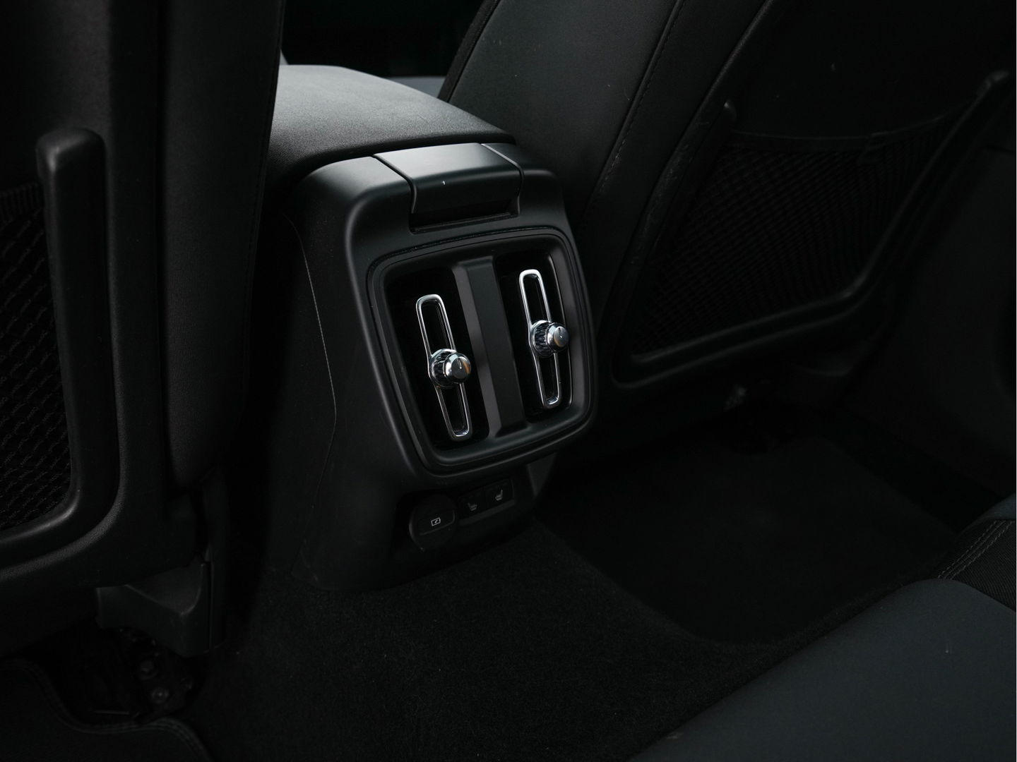 Polestar 2 Long Range Dual Motor Launch Edition 78kWh AWD [ 3-Fase ] (INCL-BTW) *PANO | NAVI-FULLMAP | HARMAN/KARDON-AUDIO | FULL-LED | KEYLESS | TOPVIEW | LANE-ASSIST | DIGI-COCKPIT | DAB+ | SPORT-SEATS | CARPLAY | TOWBAR | BLINDSPOT | 20''ALU*
