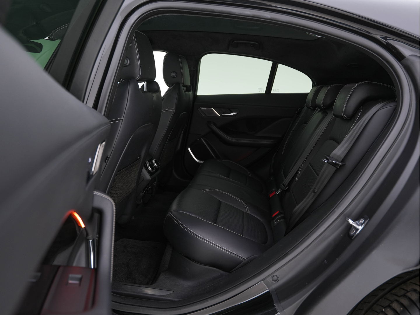 Jaguar I-PACE EV400 HSE First Edition 90 kWh AWD *PANO | LUXURY-LEATHER | MATRIX-LED | MERIDIAN-SURROUND | TOP-VIEW | BLINDSPOT | MEMORY-PACK | DIGI-COCKPIT | KEYLESS | HEAD-UP | NAVI-FULLMAP | HEATED-SPORTSEATS | DAB+ | AMBIENT-LIGHT | ...