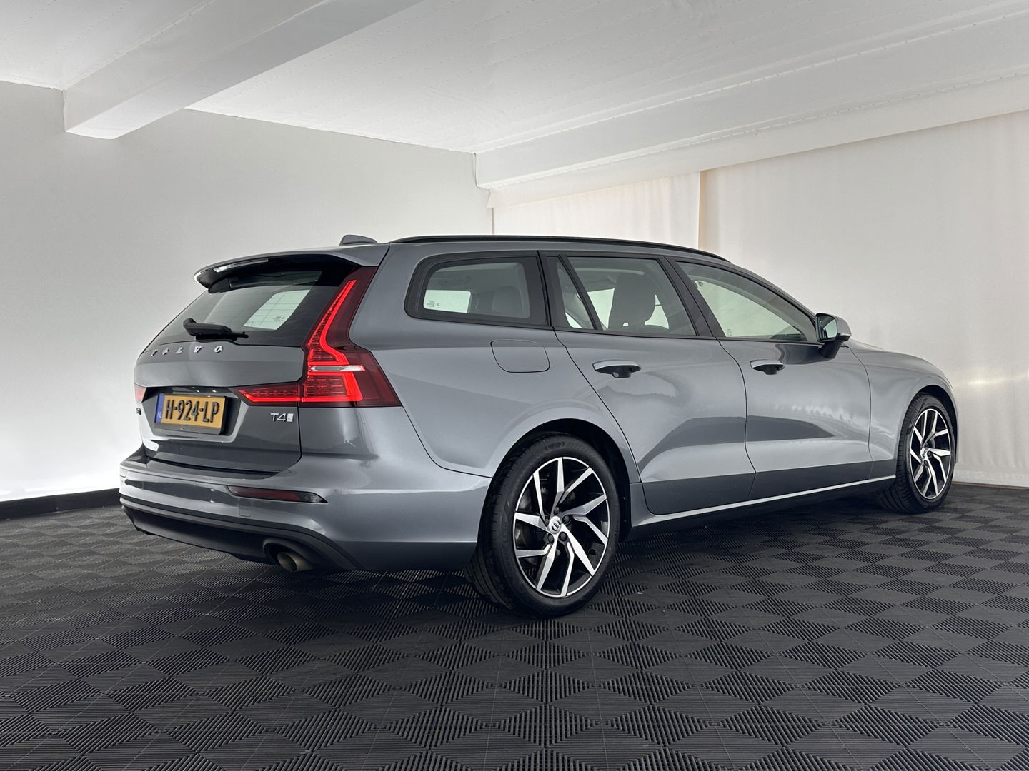Volvo V60 2.0 T4 Aut. *FULL-LED | DIGI-COCKPIT | NAVI-FULLMAP | ECC | CRUISE | COMFORT-SEATS | LANE-ASSIST | CARPLAY | 18"ALU*