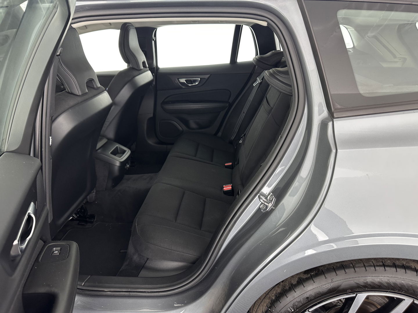 Volvo V60 2.0 T4 Aut. *FULL-LED | DIGI-COCKPIT | NAVI-FULLMAP | ECC | CRUISE | COMFORT-SEATS | LANE-ASSIST | CARPLAY | 18"ALU*