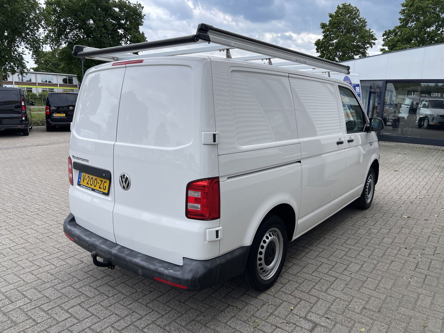 Volkswagen Transporter 2.0 TDI 102pk L1H1 Comfortline / bpm vrij / euro 6 diesel / prijs rijklaar € 16.950 ex btw / lease vanaf € 285 / Bott ingerichte laadruimte / airco / cruise / trekhaak 2200 kg !