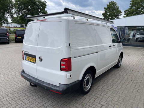 Volkswagen Transporter 2.0 TDI 102pk L1H1 Comfortline / bpm vrij / euro 6 diesel / prijs rijklaar € 16.950 ex btw / lease vanaf € 285 / Bott ingerichte laadruimte / airco / cruise / trekhaak 2200 kg !
