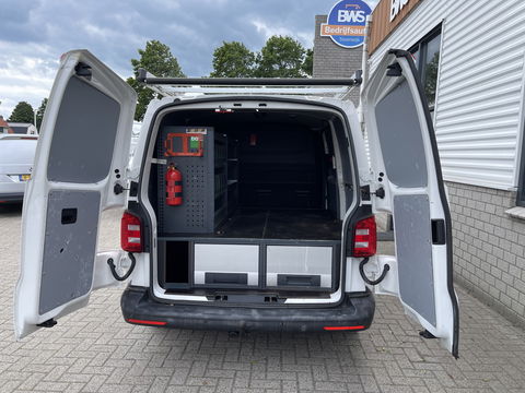 Volkswagen Transporter 2.0 TDI 102pk L1H1 Comfortline / bpm vrij / euro 6 diesel / prijs rijklaar € 16.950 ex btw / lease vanaf € 285 / Bott ingerichte laadruimte / airco / cruise / trekhaak 2200 kg !