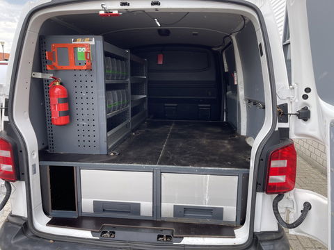 Volkswagen Transporter 2.0 TDI 102pk L1H1 Comfortline / bpm vrij / euro 6 diesel / prijs rijklaar € 16.950 ex btw / lease vanaf € 285 / Bott ingerichte laadruimte / airco / cruise / trekhaak 2200 kg !