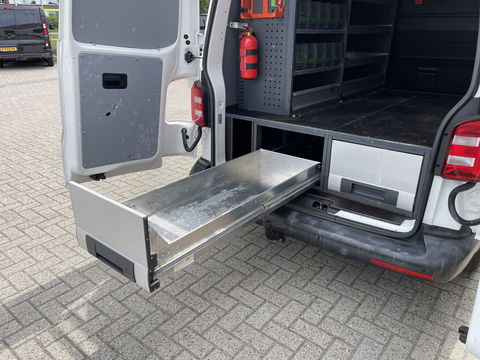 Volkswagen Transporter 2.0 TDI 102pk L1H1 Comfortline / bpm vrij / euro 6 diesel / prijs rijklaar € 16.950 ex btw / lease vanaf € 285 / Bott ingerichte laadruimte / airco / cruise / trekhaak 2200 kg !