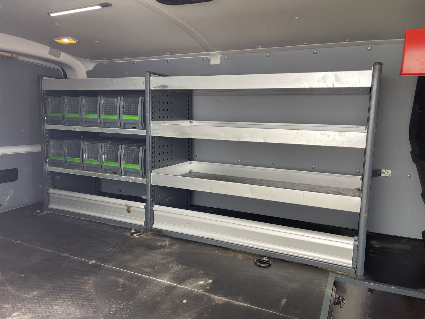 Volkswagen Transporter 2.0 TDI 102pk L1H1 Comfortline / bpm vrij / euro 6 diesel / prijs rijklaar € 16.950 ex btw / lease vanaf € 285 / Bott ingerichte laadruimte / airco / cruise / trekhaak 2200 kg !