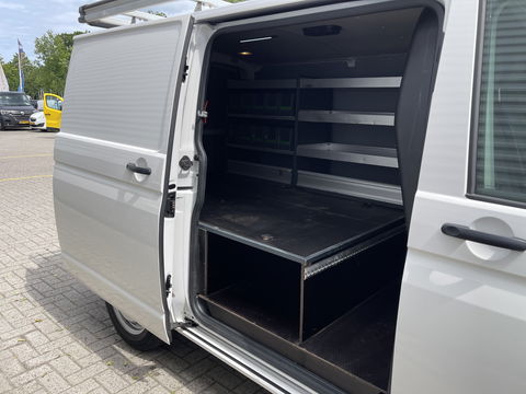 Volkswagen Transporter 2.0 TDI 102pk L1H1 Comfortline / bpm vrij / euro 6 diesel / prijs rijklaar € 16.950 ex btw / lease vanaf € 285 / Bott ingerichte laadruimte / airco / cruise / trekhaak 2200 kg !