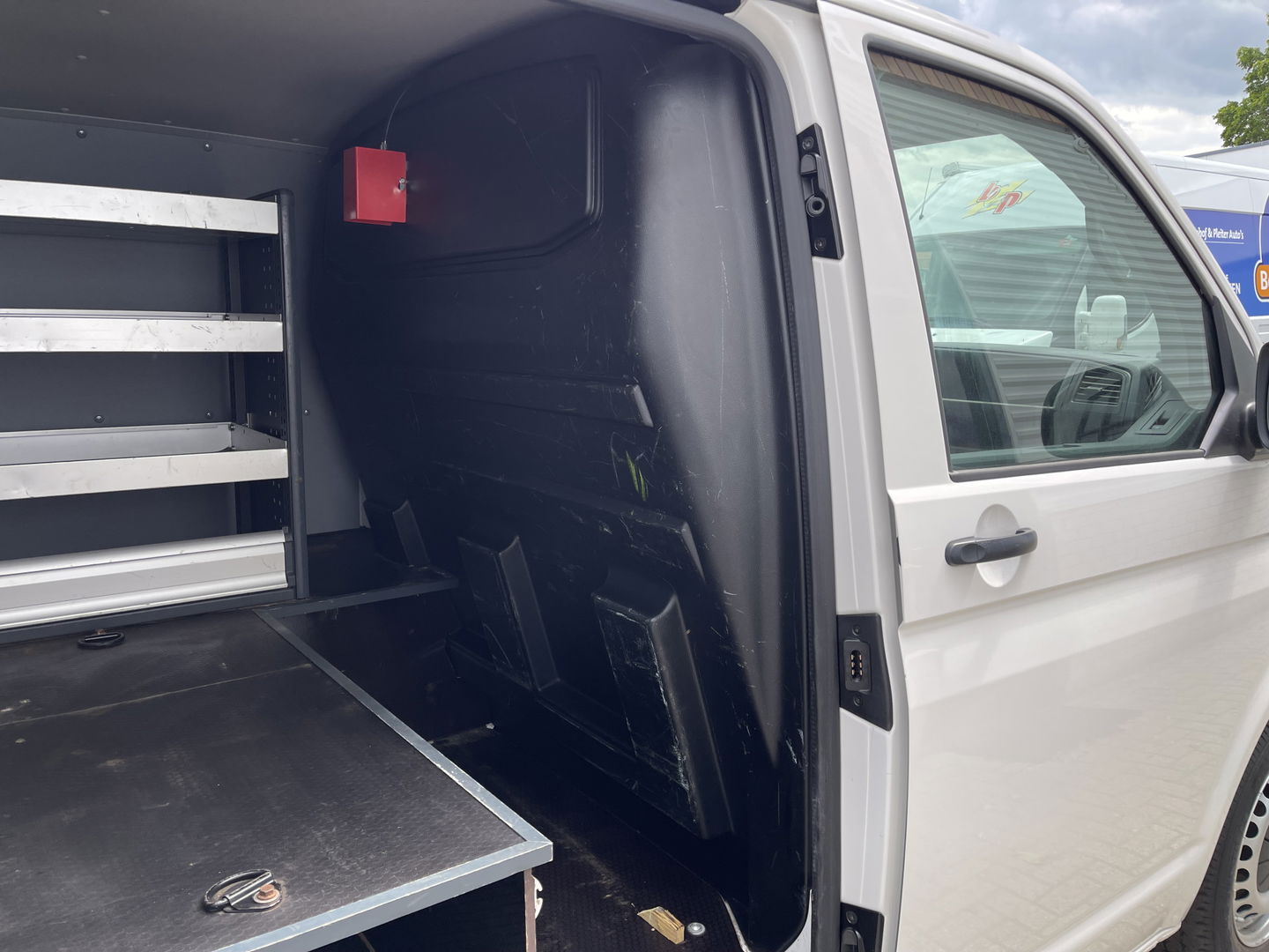 Volkswagen Transporter 2.0 TDI 102pk L1H1 Comfortline / bpm vrij / euro 6 diesel / prijs rijklaar € 16.950 ex btw / lease vanaf € 285 / Bott ingerichte laadruimte / airco / cruise / trekhaak 2200 kg !