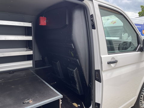 Volkswagen Transporter 2.0 TDI 102pk L1H1 Comfortline / bpm vrij / euro 6 diesel / prijs rijklaar € 16.950 ex btw / lease vanaf € 285 / Bott ingerichte laadruimte / airco / cruise / trekhaak 2200 kg !