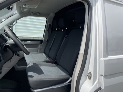 Volkswagen Transporter 2.0 TDI 102pk L1H1 Comfortline / bpm vrij / euro 6 diesel / prijs rijklaar € 16.950 ex btw / lease vanaf € 285 / Bott ingerichte laadruimte / airco / cruise / trekhaak 2200 kg !