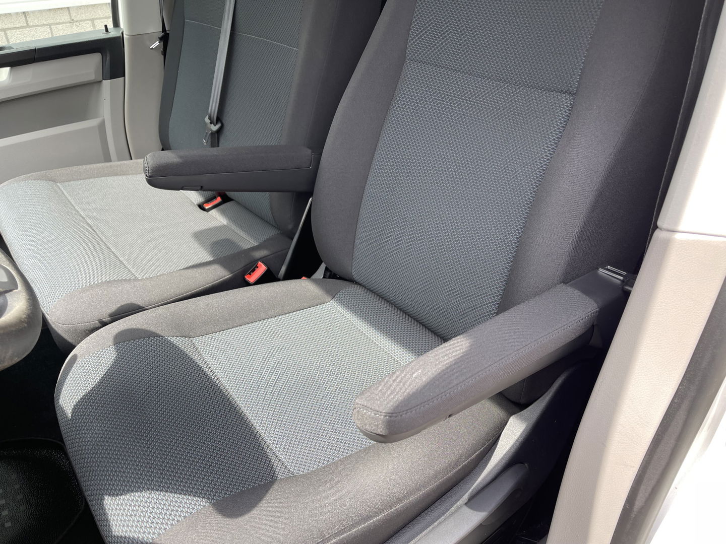 Volkswagen Transporter 2.0 TDI 102pk L1H1 Comfortline / bpm vrij / euro 6 diesel / prijs rijklaar € 16.950 ex btw / lease vanaf € 285 / Bott ingerichte laadruimte / airco / cruise / trekhaak 2200 kg !