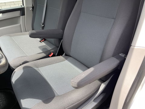 Volkswagen Transporter 2.0 TDI 102pk L1H1 Comfortline / bpm vrij / euro 6 diesel / prijs rijklaar € 16.950 ex btw / lease vanaf € 285 / Bott ingerichte laadruimte / airco / cruise / trekhaak 2200 kg !
