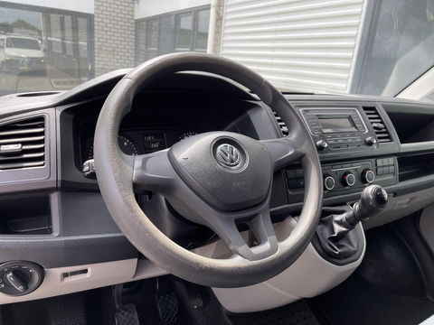 Volkswagen Transporter 2.0 TDI 102pk L1H1 Comfortline / bpm vrij / euro 6 diesel / prijs rijklaar € 16.950 ex btw / lease vanaf € 285 / Bott ingerichte laadruimte / airco / cruise / trekhaak 2200 kg !