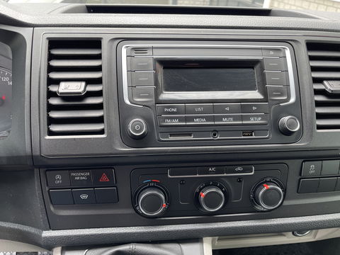 Volkswagen Transporter 2.0 TDI 102pk L1H1 Comfortline / bpm vrij / euro 6 diesel / prijs rijklaar € 16.950 ex btw / lease vanaf € 285 / Bott ingerichte laadruimte / airco / cruise / trekhaak 2200 kg !
