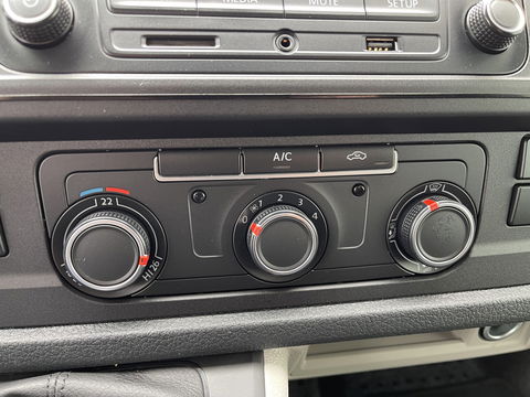 Volkswagen Transporter 2.0 TDI 102pk L1H1 Comfortline / bpm vrij / euro 6 diesel / prijs rijklaar € 16.950 ex btw / lease vanaf € 285 / Bott ingerichte laadruimte / airco / cruise / trekhaak 2200 kg !