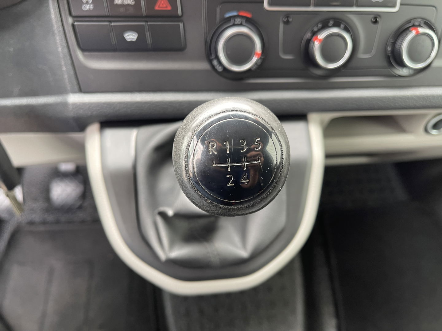 Volkswagen Transporter 2.0 TDI 102pk L1H1 Comfortline / bpm vrij / euro 6 diesel / prijs rijklaar € 16.950 ex btw / lease vanaf € 285 / Bott ingerichte laadruimte / airco / cruise / trekhaak 2200 kg !