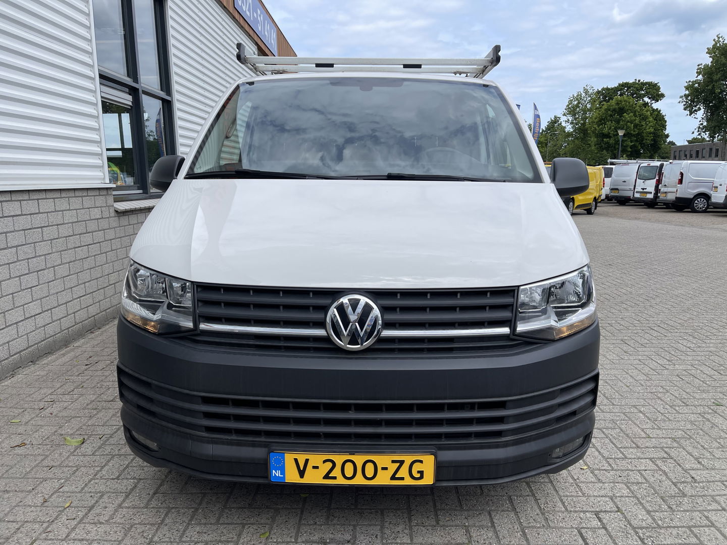 Volkswagen Transporter 2.0 TDI 102pk L1H1 Comfortline / bpm vrij / euro 6 diesel / prijs rijklaar € 16.950 ex btw / lease vanaf € 285 / Bott ingerichte laadruimte / airco / cruise / trekhaak 2200 kg !