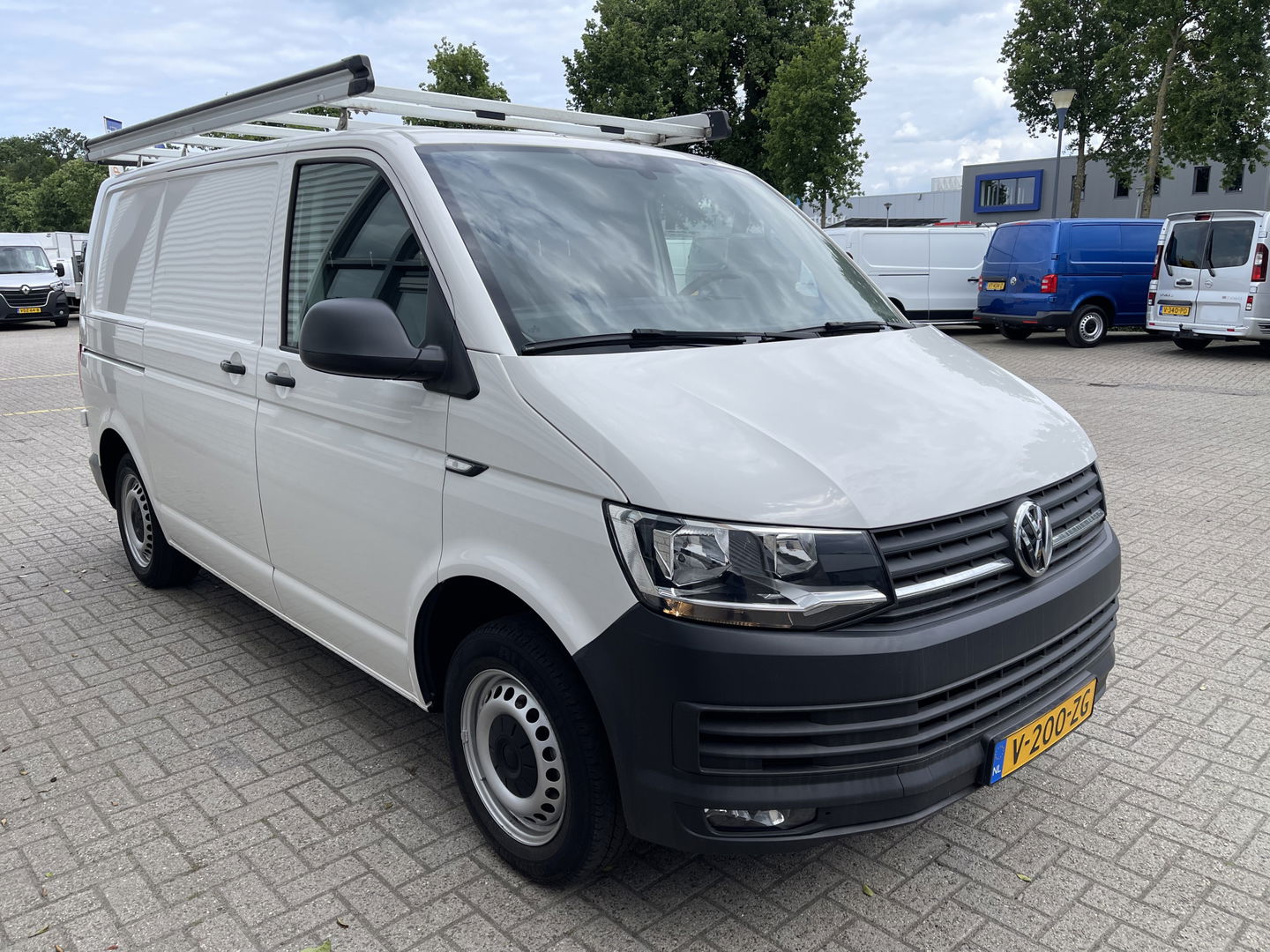Volkswagen Transporter 2.0 TDI 102pk L1H1 Comfortline / bpm vrij / euro 6 diesel / prijs rijklaar € 16.950 ex btw / lease vanaf € 285 / Bott ingerichte laadruimte / airco / cruise / trekhaak 2200 kg !