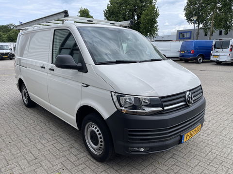 Volkswagen Transporter 2.0 TDI 102pk L1H1 Comfortline / bpm vrij / euro 6 diesel / prijs rijklaar € 16.950 ex btw / lease vanaf € 285 / Bott ingerichte laadruimte / airco / cruise / trekhaak 2200 kg !