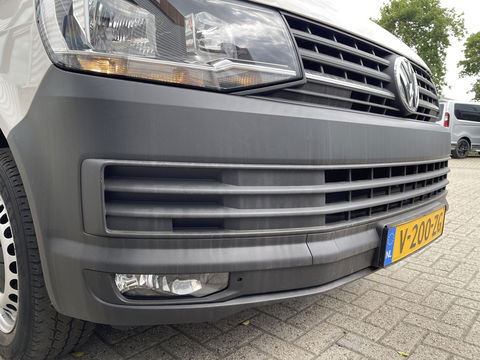 Volkswagen Transporter 2.0 TDI 102pk L1H1 Comfortline / bpm vrij / euro 6 diesel / prijs rijklaar € 16.950 ex btw / lease vanaf € 285 / Bott ingerichte laadruimte / airco / cruise / trekhaak 2200 kg !