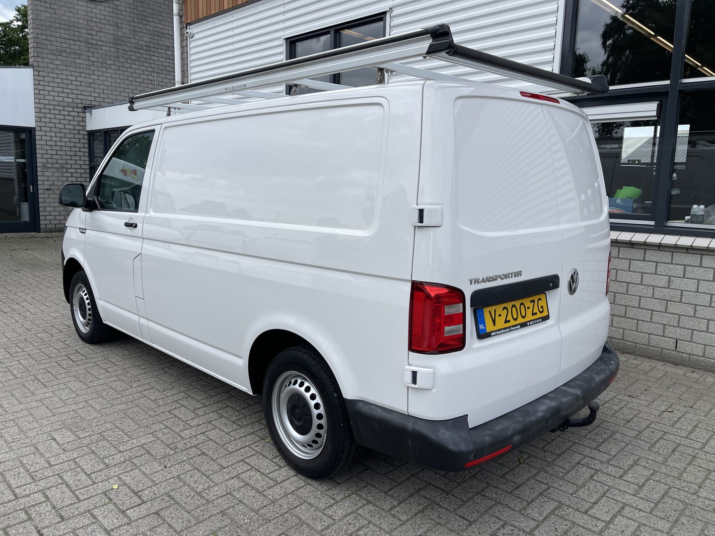 Volkswagen Transporter 2.0 TDI 102pk L1H1 Comfortline / bpm vrij / euro 6 diesel / prijs rijklaar € 16.950 ex btw / lease vanaf € 285 / Bott ingerichte laadruimte / airco / cruise / trekhaak 2200 kg !