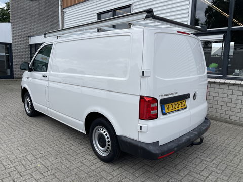 Volkswagen Transporter 2.0 TDI 102pk L1H1 Comfortline / bpm vrij / euro 6 diesel / prijs rijklaar € 16.950 ex btw / lease vanaf € 285 / Bott ingerichte laadruimte / airco / cruise / trekhaak 2200 kg !