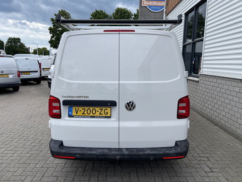 Volkswagen Transporter 2.0 TDI 102pk L1H1 Comfortline / bpm vrij / euro 6 diesel / prijs rijklaar € 16.950 ex btw / lease vanaf € 285 / Bott ingerichte laadruimte / airco / cruise / trekhaak 2200 kg !
