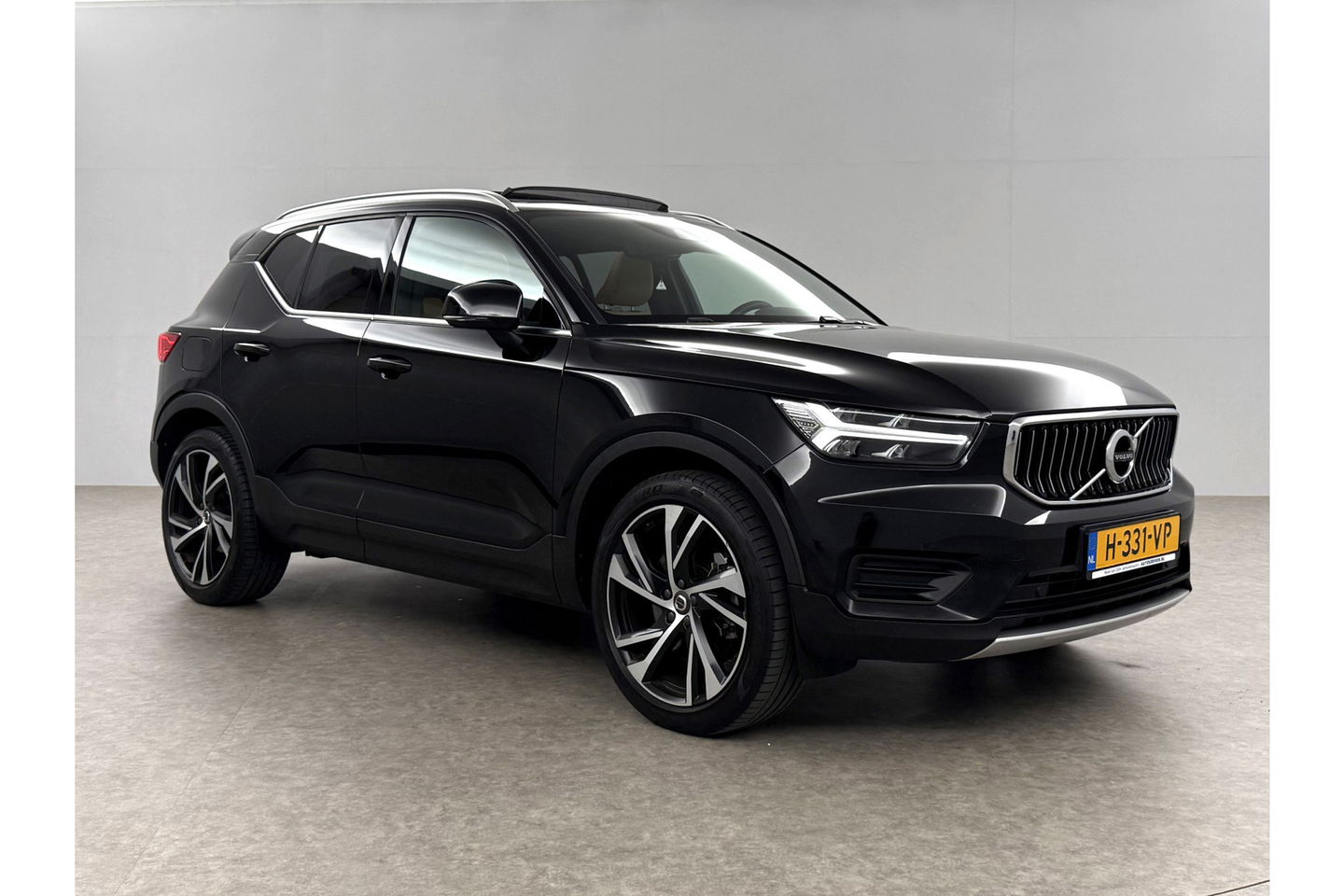 Volvo XC40 1.5 T5 Twin Engine Inscription | INCL Fietsendrager! | H/K Pano LED Carplay Trekhaak Virtual Memory Camera Clima Cruise Leder Navi PDC 20''LMV