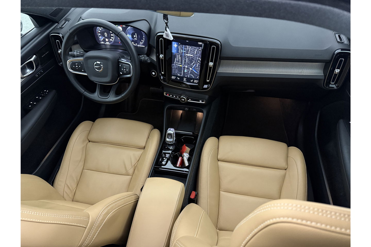 Volvo XC40 1.5 T5 Twin Engine Inscription | INCL Fietsendrager! | H/K Pano LED Carplay Trekhaak Virtual Memory Camera Clima Cruise Leder Navi PDC 20''LMV