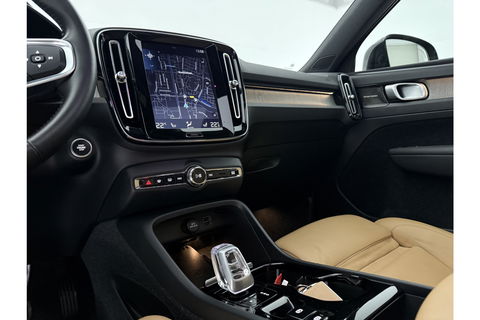 Volvo XC40 1.5 T5 Twin Engine Inscription | INCL Fietsendrager! | H/K Pano LED Carplay Trekhaak Virtual Memory Camera Clima Cruise Leder Navi PDC 20''LMV