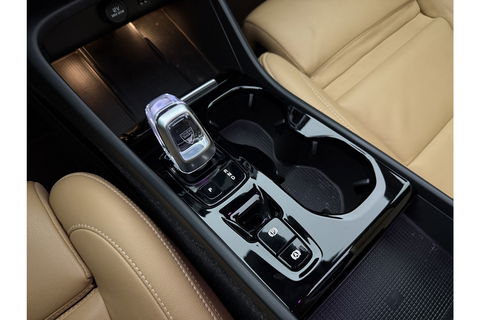 Volvo XC40 1.5 T5 Twin Engine Inscription | INCL Fietsendrager! | H/K Pano LED Carplay Trekhaak Virtual Memory Camera Clima Cruise Leder Navi PDC 20''LMV