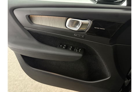 Volvo XC40 1.5 T5 Twin Engine Inscription | INCL Fietsendrager! | H/K Pano LED Carplay Trekhaak Virtual Memory Camera Clima Cruise Leder Navi PDC 20''LMV