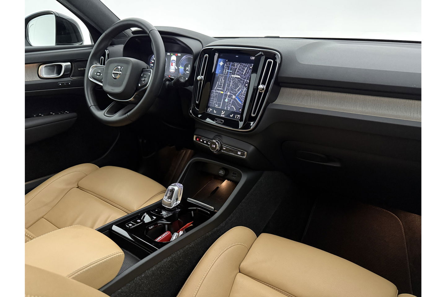 Volvo XC40 1.5 T5 Twin Engine Inscription | INCL Fietsendrager! | H/K Pano LED Carplay Trekhaak Virtual Memory Camera Clima Cruise Leder Navi PDC 20''LMV