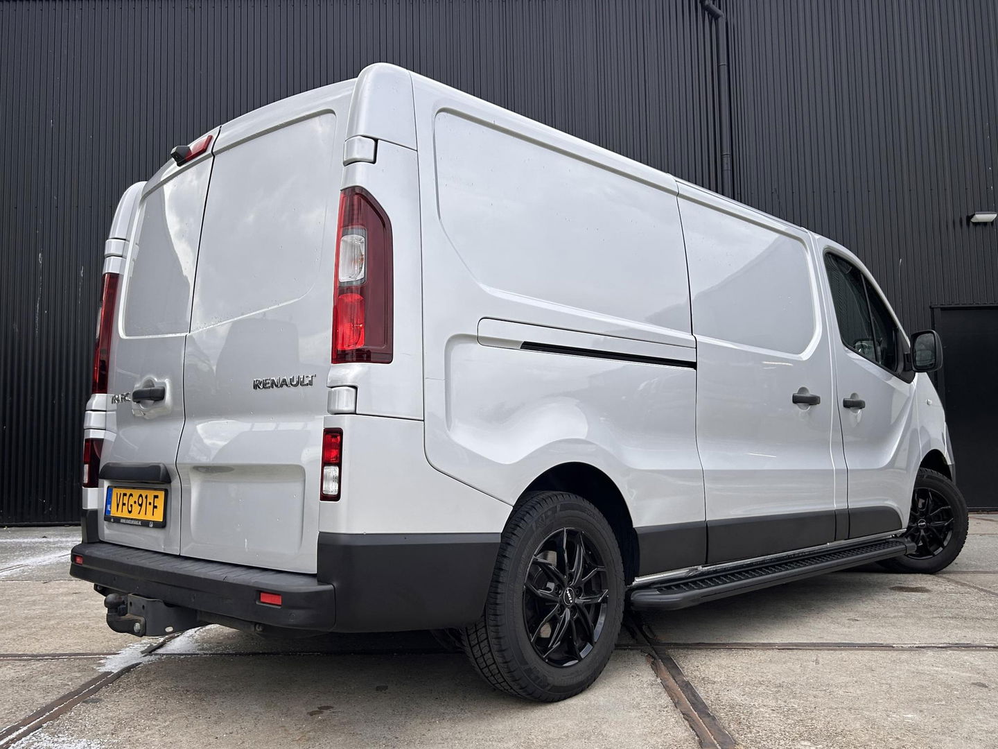 Renault Trafic 2.0 dCi 145PK L2H1 Luxe MARGE | LED | CUSTOM GELUIDSSYSTEEM | AUT | LMV | Dubbele schuifdeur